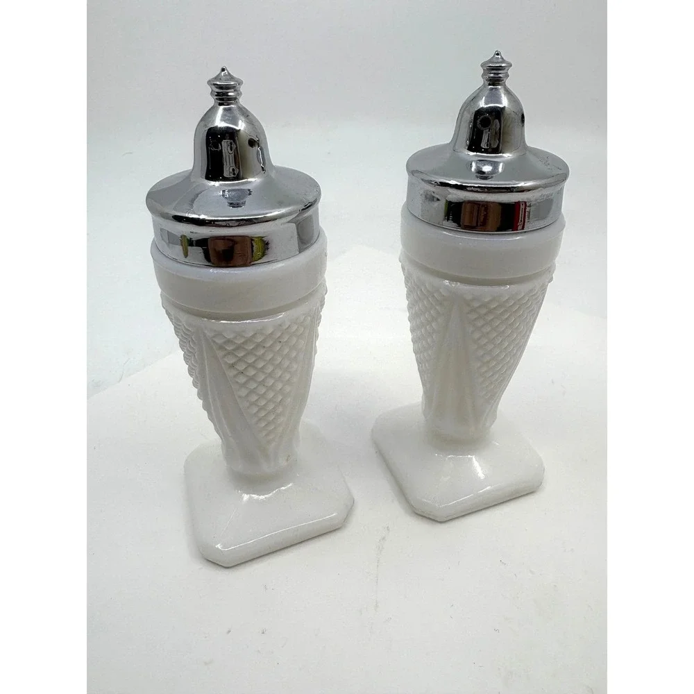 L E Smith Milk Glass EARLY AMERICAN Dart Diamond Salt Pepper Shakers
